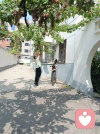 葡萄架上，串串果实沉甸甸挂着，像攒了满架的悄悄话。当生活用丰收的样子拥抱你，别急着摘取，先学着像葡萄藤那样——深深扎根，静静倾听阳光的暖、雨露的润、风的絮语。那些藏在果实里的甜，是时光沉淀的礼物，也是耐心倾听的回响。愿我们都能在喧嚣里，守住这份静待的温柔，让每一份心事，都像葡萄一样，慢慢熟成最饱满的模样。