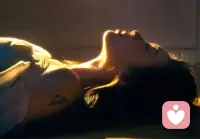 我大概是疯了，我竟妄想在这个全是欲望的世界里打捞一个与我灵魂同频的人。

后来才明白，原来每个人穷尽一生追寻的那个与自己灵魂相近的人，不过是另一个自己。

我们这一生，都在渴望被看见，被看见灵魂的颜色，情绪的褶皱，沉默背后的千言万语。可走到最后才发现灵魂只有独行。

所有被看见的渴望，本质上都是试图在他人瞳孔中拼接一个完整的自己。而那个自己，从不存在于任何目光里。配图
