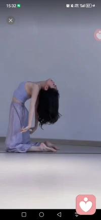 这是一个女人能够活成的最好模样——
不被生活磨平棱角，不被世俗驯化温顺。
有底气拒绝有实力硬刚，有资本任性。

眼睛里藏着锋芒，骨子里带着倔强。
不讨好、不将就、不依附，
活得清醒又嚣张，温柔又有力量。

既撑得起柴米油盐，也能奔赴山海和远方。
不被定义，无关年龄，自带光芒。
谁也拿捏不了，谁也左右不了。
她站在那儿，就是自己的太阳，
热烈坦荡，无人能挡。