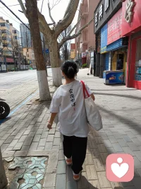 真性安然本寂空，
七情起落都随风。
时时照破尘中我，
妄尽真融入大同。