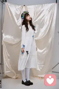 穷算命运富烧香，颠颠倒倒问阴阳。
若是做好分内事，何须鬼神赐良方。
十人烧香九为财，又有几炷真香来。
神明不缺三炷香，善心善念财自来。配图