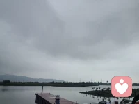 街边的风很舒服，路过花丛闻到淡淡的花香。不必追赶时间，只想顺着心意度过当下。把烦恼暂时收好，好好享受这份简单的快乐。