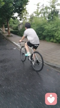 白天我们迁就生活，晚上我们打理灵魂，生活很累，可不能撤退，还的继续努力向前配图