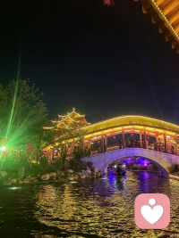 夜色安静，适合把烦心事捋一捋。婚姻、职场、人际里的矛盾，情理和规则我都可以帮你分析。配图
