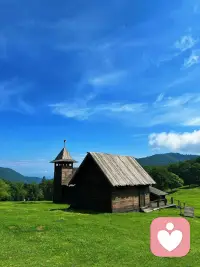 阿嬷说:做人得有情义，无情无义的人，不能交往。人到了一定的年纪，就会发现,真正需要的不是婚姻，而是一个精神寄托，一个能说话的人，能听你说话，能听懂你说话，能听你说废话的人,一个在你受委屈的时候陪着你,并且不分青红皂白就偏向你的人。这看似简单的想法，你得有多幸运才能遇到，肉体相伴比比皆是，但灵魂共鸣却廖寥无几。这些是人生的奢侈品。可遇不可求。所以，我们缺的不是伴侣，缺的是一段可以彼此照亮，能够真正相互滋养的亲密关系，有的时候，你找个伴并不是什么难事儿,难得是走心，难的是那种激情退去后的依赖和心疼。这个世界上什么都不缺，因为很多东西都是可以靠努力得到的，唯独拥有一个有情有义的爱人是很难很难!配图