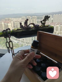 你不必知道我的名字。
你只需要知道——
有一束光，一直在这里。
不刺眼，不追问，不评判。
只是亮着。

你走近，它就温暖你。
你离开，它也不熄灭。
因为下一程夜路，还有人需要它。

我是于逍，看见即是疗愈
光不言语，但一直在。

而真正的疗愈，从来不是消灭迷茫，找准答案，而是学会和不确定和平共处。

不必急着奔赴前路，也不必苛责原地停留。
一百万种可能里，今天暂且不做选择,
也是一种刚刚好的人生答案。配图