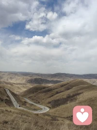 有时候，我们缺的不是大道理。
而是一个人，愿意在你崩溃的时候安静地陪着你，
不会说“你太敏感了”，不会说“你看开点”。

只是轻轻说一句：
“嗯，我在听。”

#情感共鸣 #陪伴的力量配图
