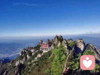 生活就像万花筒，平凡琐碎的碎片交织在一起，不必执着于某一幅美景，有明媚繁花也有细碎阴霾。我们手握转动的权力，那些失意、温暖、遗憾与欢喜，拼凑出独一无二的人间美景。