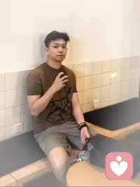 精神科的医生告诉我们，人类的苦恼之来源于「对未来感到不安」和「对过去感到后悔」的其中一项。想要解决这个问题，就要学会活在当下。调动你的感官，吃你喜欢的东西，和你喜欢的人在一起，体会生活中原本纯粹的快乐，只有这样，你才能从未来和过去中获得解放。
