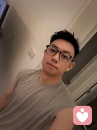 两性相处最舒服的关系

很多人以为，好的爱情就是找到一个足够爱自己的人。
但真正稳定的关系，其实不是“有人填满你”，而是：你本身就是完整的自己。
因为一个人无法给予自己没有的东西。
你没有安全感，就容易向伴侣索取不断确认；
你不认可自己，就容易把对方的态度当成自我价值证明；
你内心匮乏，就会期待对方承担全部情绪责任。
久而久之，爱会变成压力，关系也会越来越疲惫。
真正舒服的亲密关系，是两个相对完整的人靠近。
你可以需要对方，但不会失去自己；
你可以享受陪伴，但不会害怕独处；
你可以表达需求，但不会把幸福全部寄托在对方身上。
自爱不是自私，也不是“不需要任何人”。
而是：我爱你，但我也照顾自己；
我珍惜你，但我不会丢掉自己；
我希望和你同行，而不是依附你生存。
很多关系的问题，本质不是“不够爱”，而是两个人都在向外索取自己内心缺失的部分。
当一个人开始学会接纳自己、照顾自己、认可自己，关系里的焦虑和控制自然会减少。

最好的爱情，不是谁拯救谁。而是两个有力量的人，在彼此滋养中，一起变得更好。