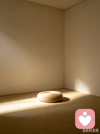 人生一世，所求本就无几。
纵有广厦万千，夜眠不过一床；纵使家财万贯，度日不过三餐。
 
大半的疲惫，都是欲望裹挟而来。
世间万般浮华，皆是身外之物。
人心褪去贪念，活得简单纯粹，
便是此生最好的安稳与快乐。配图