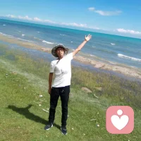我感觉我只是爱上了一个我认为值得的人。不管结局如何，我都继续爱下去，因为那是心的方向。赌上余生又何妨？其实人这一辈子经历多了，你就会明白，最让人痛苦的不是得不到而是说不好。情若能自控要心有何用？心若能自控，何苦要心动？在感情的世界里，没人能做到收放自如，所以爱的最高境界就是我爱你，你随意。三生有幸遇见你，纵使悲凉也是情。