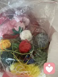 于喧闹日常里，偷一段独属于自己的安静时光。
就像梳理来访者纷乱的心绪那样，哪怕手中只是一团普通的彩线，也能带着耐心慢慢缠绕、编织，最终变成自己喜欢的模样。
顺着同事的喜好现学现编了这款天官赐福主题的手机挂饰，红绳与彩珠的搭配，恰好呼应了她最爱的花城与谢怜。
一针一线间，把细碎的美好都织了进去，变成触手可及的小欢喜。
做一名倾听者，用温柔接住万千情绪；也用手作的温度，为平凡生活添一抹亮色💛配图