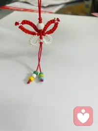 于喧闹日常里，偷一段独属于自己的安静时光。
就像梳理来访者纷乱的心绪那样，哪怕手中只是一团普通的彩线，也能带着耐心慢慢缠绕、编织，最终变成自己喜欢的模样。
顺着同事的喜好现学现编了这款天官赐福主题的手机挂饰，红绳与彩珠的搭配，恰好呼应了她最爱的花城与谢怜。
一针一线间，把细碎的美好都织了进去，变成触手可及的小欢喜。
做一名倾听者，用温柔接住万千情绪；也用手作的温度，为平凡生活添一抹亮色💛配图