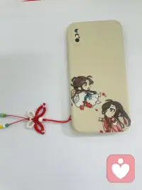于喧闹日常里，偷一段独属于自己的安静时光。
就像梳理来访者纷乱的心绪那样，哪怕手中只是一团普通的彩线，也能带着耐心慢慢缠绕、编织，最终变成自己喜欢的模样。
顺着同事的喜好现学现编了这款天官赐福主题的手机挂饰，红绳与彩珠的搭配，恰好呼应了她最爱的花城与谢怜。
一针一线间，把细碎的美好都织了进去，变成触手可及的小欢喜。
做一名倾听者，用温柔接住万千情绪；也用手作的温度，为平凡生活添一抹亮色💛配图