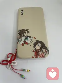 于喧闹日常里，偷一段独属于自己的安静时光。
就像梳理来访者纷乱的心绪那样，哪怕手中只是一团普通的彩线，也能带着耐心慢慢缠绕、编织，最终变成自己喜欢的模样。
顺着同事的喜好现学现编了这款天官赐福主题的手机挂饰，红绳与彩珠的搭配，恰好呼应了她最爱的花城与谢怜。
一针一线间，把细碎的美好都织了进去，变成触手可及的小欢喜。
做一名倾听者，用温柔接住万千情绪；也用手作的温度，为平凡生活添一抹亮色💛配图