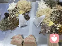 忙碌而充实的一天，拆分打包草药，分拣各色山野馈赠的本草🌿。配伍时分清先煎、后下、包煎，每一味药材禀赋天地之气，寒热归经、品性功效各有差异，没有一味草木全然雷同。

感念老祖宗留下来的智慧，药材如是，世人亦然。每个人带着独有的成长烙印、脾气秉性，心底的纠结伤痛也各不相同。中药遵循章法煎煮，各司其职便能调和周身淤滞；倾听遵从本心包容，耐心接纳就能化开心头郁结。

白日在药台细心分装，遵照古法料理草木、区分煎服方法，用天然本草调养躯体；闲暇守在屏幕前静静倾听，承接细碎悲欢，用温柔陪伴抚慰心灵。一半本草烟火，一半人间暖意，在一抓一包、一言一语里，安稳度日。