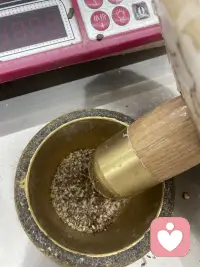 忙碌而充实的一天，拆分打包草药，分拣各色山野馈赠的本草🌿。配伍时分清先煎、后下、包煎，每一味药材禀赋天地之气，寒热归经、品性功效各有差异，没有一味草木全然雷同。

感念老祖宗留下来的智慧，药材如是，世人亦然。每个人带着独有的成长烙印、脾气秉性，心底的纠结伤痛也各不相同。中药遵循章法煎煮，各司其职便能调和周身淤滞；倾听遵从本心包容，耐心接纳就能化开心头郁结。

白日在药台细心分装，遵照古法料理草木、区分煎服方法，用天然本草调养躯体；闲暇守在屏幕前静静倾听，承接细碎悲欢，用温柔陪伴抚慰心灵。一半本草烟火，一半人间暖意，在一抓一包、一言一语里，安稳度日。