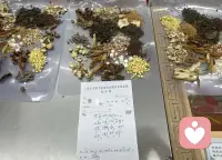 又是忙忙碌碌又充实的一天，上午安安静静分拣中药材，内心平和又踏实。草木自有灵性，每一味药材看似平平无奇，却都有着独一无二的价值。
下午按时参加公司会议，满满干货收获良多，和同事互相交流、彼此鼓励
感受中药，改善倾听疏导的耐心，以本草调养肉身，用真诚温暖人心。坚持学习沉淀，日子稳步向前，希望每个今天，都比昨能进步一点点🌿