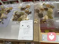 又是忙忙碌碌又充实的一天，上午安安静静分拣中药材，内心平和又踏实。草木自有灵性，每一味药材看似平平无奇，却都有着独一无二的价值。
下午按时参加公司会议，满满干货收获良多，和同事互相交流、彼此鼓励
感受中药，改善倾听疏导的耐心，以本草调养肉身，用真诚温暖人心。坚持学习沉淀，日子稳步向前，希望每个今天，都比昨能进步一点点🌿