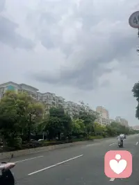 六月的天像孩子的脸，说变就变，人生亦是，计划总追不上突如其来的变化。接纳世事无常，从容面对所有考验，在变动里慢慢沉淀自己