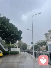 六月的天像孩子的脸，说变就变，人生亦是，计划总追不上突如其来的变化。接纳世事无常，从容面对所有考验，在变动里慢慢沉淀自己