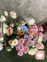 慢慢发觉，心理陪伴这件事，高阶的技巧远抵不过一颗真诚的心，以及来访者愿意打开心门的那份沉甸甸的信任。
朋友藏着职场里隐忍已久的委屈，困在亲密关系的纠结对错之中，被生活重压压得疲惫不堪，内心满腹心事，却因担忧被评价敏感、偏执，迟迟不敢开口袒露软肋。感谢您最终选择了信任
我不再一上来就梳理逻辑、抛出解决方案。放下固有偏见，安静等候倾诉，接住对方断断续续的情绪，留意停顿间压抑的无奈，读懂欲言又止里藏着的疲惫。
不随意打断倾诉，不敷衍低落情绪，坦诚告知对方：我没法完全复刻你的处境，可我愿意认真理解你的苦楚。
常有朋友聊完之后感慨，倾诉过后内心豁然松弛。
忽然醒悟，心理陪伴从不是居高临下地指点他人走出困境，而是并肩同行，以朴素真诚，守护每一份袒露的心事，不辜负这份珍贵的信任。