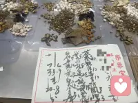 平凡的一日工作之中，晓漫摆弄草木饮片，细究药性升降进退。药材分寒热温凉，身体调理方案交由医师辨证规划，我负责严谨做好饮片调配。
人心情绪的起伏节律，和药性相通。长久压抑如同寒湿郁结心头，焦躁急躁便是内热上浮，各类心绪紊乱，都是内心状态失衡的外在显现。进行心理倾听时，便是陪伴来访者觉察自身情绪的冷暖起伏，梳理积压已久的内心冲突。
身体疗愈遵从医师诊疗方案，心理陪伴恪守心理咨询中立原则：我不会为你规划人生走向、代为做出抉择，顺着流动的情绪读懂心底困顿，慢慢引导你看清藏在深处的心结。
朝夕浸染在烟火药香里，我渐渐懂得，用药自有法度，心理陪伴亦要守住专业边界。以中立柔和的姿态耐心陪伴，接纳起伏不定的情绪，始终相信，每个人本身，都具备自我疗愈、重整内心的力量。