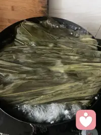 两片粽叶一片情，粽情粽意，万水千山粽是情
再忙碌的工作也要抽时间包点粽子，食人间烟火，
自己动手才能丰衣足食

一根棉线反复缠绕捆绑，收紧的不只是软糯米团，更是藏不住的满心热忱。都说两片粽叶两片情，每一次折叠、每一圈捆扎，都藏着独一份的粽情粽意。不用华丽的言语表达思念，不用刻意诉说牵挂，这一枚亲手包好的粽子，就是最质朴的爱配图