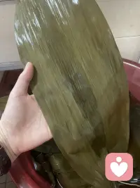 两片粽叶一片情，粽情粽意，万水千山粽是情
再忙碌的工作也要抽时间包点粽子，食人间烟火，
自己动手才能丰衣足食

一根棉线反复缠绕捆绑，收紧的不只是软糯米团，更是藏不住的满心热忱。都说两片粽叶两片情，每一次折叠、每一圈捆扎，都藏着独一份的粽情粽意。不用华丽的言语表达思念，不用刻意诉说牵挂，这一枚亲手包好的粽子，就是最质朴的爱配图