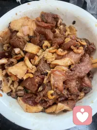 两片粽叶一片情，粽情粽意，万水千山粽是情
再忙碌的工作也要抽时间包点粽子，食人间烟火，
自己动手才能丰衣足食

一根棉线反复缠绕捆绑，收紧的不只是软糯米团，更是藏不住的满心热忱。都说两片粽叶两片情，每一次折叠、每一圈捆扎，都藏着独一份的粽情粽意。不用华丽的言语表达思念，不用刻意诉说牵挂，这一枚亲手包好的粽子，就是最质朴的爱配图