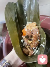 两片粽叶一片情，粽情粽意，万水千山粽是情
再忙碌的工作也要抽时间包点粽子，食人间烟火，
自己动手才能丰衣足食

一根棉线反复缠绕捆绑，收紧的不只是软糯米团，更是藏不住的满心热忱。都说两片粽叶两片情，每一次折叠、每一圈捆扎，都藏着独一份的粽情粽意。不用华丽的言语表达思念，不用刻意诉说牵挂，这一枚亲手包好的粽子，就是最质朴的爱配图