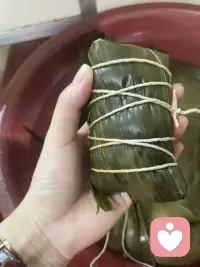 两片粽叶一片情，粽情粽意，万水千山粽是情
再忙碌的工作也要抽时间包点粽子，食人间烟火，
自己动手才能丰衣足食

一根棉线反复缠绕捆绑，收紧的不只是软糯米团，更是藏不住的满心热忱。都说两片粽叶两片情，每一次折叠、每一圈捆扎，都藏着独一份的粽情粽意。不用华丽的言语表达思念，不用刻意诉说牵挂，这一枚亲手包好的粽子，就是最质朴的爱配图