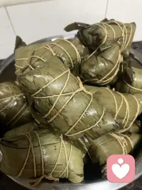 两片粽叶一片情，粽情粽意，万水千山粽是情
再忙碌的工作也要抽时间包点粽子，食人间烟火，
自己动手才能丰衣足食

一根棉线反复缠绕捆绑，收紧的不只是软糯米团，更是藏不住的满心热忱。都说两片粽叶两片情，每一次折叠、每一圈捆扎，都藏着独一份的粽情粽意。不用华丽的言语表达思念，不用刻意诉说牵挂，这一枚亲手包好的粽子，就是最质朴的爱配图