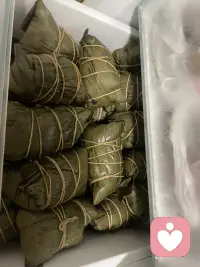 两片粽叶一片情，粽情粽意，万水千山粽是情
再忙碌的工作也要抽时间包点粽子，食人间烟火，
自己动手才能丰衣足食

一根棉线反复缠绕捆绑，收紧的不只是软糯米团，更是藏不住的满心热忱。都说两片粽叶两片情，每一次折叠、每一圈捆扎，都藏着独一份的粽情粽意。不用华丽的言语表达思念，不用刻意诉说牵挂，这一枚亲手包好的粽子，就是最质朴的爱配图