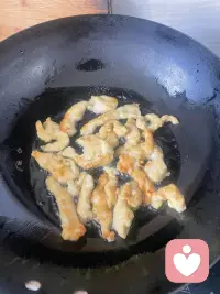 所有温暖，都要亲手创造。
从炸酥条、焖炖肉、清蒸鱼，到亲手包好软糯粽子，一桌饭菜皆是自己动手慢慢打理。
人间烟火，亲手方知暖意；万水千山“粽”是情。
做倾听师久了才懂，治愈从来都离不开用心二字。我亲手烹制三餐安抚身心，也愿意用心倾听每一个远道而来、带着心事的你。
我们各自翻越生活的万水千山，藏起疲惫与委屈。有人亲手为生活添烟火，也有人安静为你收留所有情绪。
粽香裹着温柔，倾听藏着共情，不必独自消化所有难过，我在这里，用心听你细说……配图