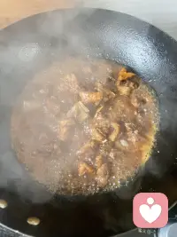 所有温暖，都要亲手创造。
从炸酥条、焖炖肉、清蒸鱼，到亲手包好软糯粽子，一桌饭菜皆是自己动手慢慢打理。
人间烟火，亲手方知暖意；万水千山“粽”是情。
做倾听师久了才懂，治愈从来都离不开用心二字。我亲手烹制三餐安抚身心，也愿意用心倾听每一个远道而来、带着心事的你。
我们各自翻越生活的万水千山，藏起疲惫与委屈。有人亲手为生活添烟火，也有人安静为你收留所有情绪。
粽香裹着温柔，倾听藏着共情，不必独自消化所有难过，我在这里，用心听你细说……配图