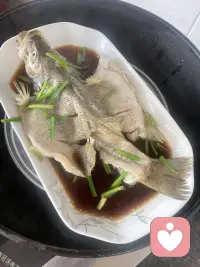 所有温暖，都要亲手创造。
从炸酥条、焖炖肉、清蒸鱼，到亲手包好软糯粽子，一桌饭菜皆是自己动手慢慢打理。
人间烟火，亲手方知暖意；万水千山“粽”是情。
做倾听师久了才懂，治愈从来都离不开用心二字。我亲手烹制三餐安抚身心，也愿意用心倾听每一个远道而来、带着心事的你。
我们各自翻越生活的万水千山，藏起疲惫与委屈。有人亲手为生活添烟火，也有人安静为你收留所有情绪。
粽香裹着温柔，倾听藏着共情，不必独自消化所有难过，我在这里，用心听你细说……配图