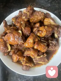 所有温暖，都要亲手创造。
从炸酥条、焖炖肉、清蒸鱼，到亲手包好软糯粽子，一桌饭菜皆是自己动手慢慢打理。
人间烟火，亲手方知暖意；万水千山“粽”是情。
做倾听师久了才懂，治愈从来都离不开用心二字。我亲手烹制三餐安抚身心，也愿意用心倾听每一个远道而来、带着心事的你。
我们各自翻越生活的万水千山，藏起疲惫与委屈。有人亲手为生活添烟火，也有人安静为你收留所有情绪。
粽香裹着温柔，倾听藏着共情，不必独自消化所有难过，我在这里，用心听你细说……配图