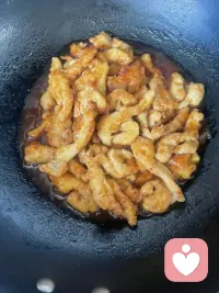 所有温暖，都要亲手创造。
从炸酥条、焖炖肉、清蒸鱼，到亲手包好软糯粽子，一桌饭菜皆是自己动手慢慢打理。
人间烟火，亲手方知暖意；万水千山“粽”是情。
做倾听师久了才懂，治愈从来都离不开用心二字。我亲手烹制三餐安抚身心，也愿意用心倾听每一个远道而来、带着心事的你。
我们各自翻越生活的万水千山，藏起疲惫与委屈。有人亲手为生活添烟火，也有人安静为你收留所有情绪。
粽香裹着温柔，倾听藏着共情，不必独自消化所有难过，我在这里，用心听你细说……配图