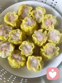 所有温暖，都要亲手创造。
从炸酥条、焖炖肉、清蒸鱼，到亲手包好软糯粽子，一桌饭菜皆是自己动手慢慢打理。
人间烟火，亲手方知暖意；万水千山“粽”是情。
做倾听师久了才懂，治愈从来都离不开用心二字。我亲手烹制三餐安抚身心，也愿意用心倾听每一个远道而来、带着心事的你。
我们各自翻越生活的万水千山，藏起疲惫与委屈。有人亲手为生活添烟火，也有人安静为你收留所有情绪。
粽香裹着温柔，倾听藏着共情，不必独自消化所有难过，我在这里，用心听你细说……配图