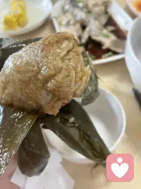 所有温暖，都要亲手创造。
从炸酥条、焖炖肉、清蒸鱼，到亲手包好软糯粽子，一桌饭菜皆是自己动手慢慢打理。
人间烟火，亲手方知暖意；万水千山“粽”是情。
做倾听师久了才懂，治愈从来都离不开用心二字。我亲手烹制三餐安抚身心，也愿意用心倾听每一个远道而来、带着心事的你。
我们各自翻越生活的万水千山，藏起疲惫与委屈。有人亲手为生活添烟火，也有人安静为你收留所有情绪。
粽香裹着温柔，倾听藏着共情，不必独自消化所有难过，我在这里，用心听你细说……配图