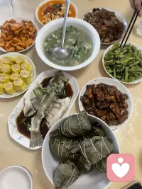 所有温暖，都要亲手创造。
从炸酥条、焖炖肉、清蒸鱼，到亲手包好软糯粽子，一桌饭菜皆是自己动手慢慢打理。
人间烟火，亲手方知暖意；万水千山“粽”是情。
做倾听师久了才懂，治愈从来都离不开用心二字。我亲手烹制三餐安抚身心，也愿意用心倾听每一个远道而来、带着心事的你。
我们各自翻越生活的万水千山，藏起疲惫与委屈。有人亲手为生活添烟火，也有人安静为你收留所有情绪。
粽香裹着温柔，倾听藏着共情，不必独自消化所有难过，我在这里，用心听你细说……配图