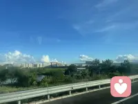 对付一些难题的看法
想要从容应付生活里的难题，我们首先要有看待困境的清醒视角。
路上的阻碍就像行车途中突发的障碍，绕行、减速、短暂停下等候，都是合适的应对方式，但前提是你能清晰看见前路。
如果心里积攒了太多烦躁、委屈，就像蒙上厚厚污渍的车窗，视线一片模糊，连眼前的困境都分辨不清，自然慌乱无措，找不到解决的方向。
很多时候困住我们的从不是事情本身，而是浑浊的情绪遮蔽了内心。先静下心，擦净内心的浮躁，看清当下的难题，才能平稳走过每一段难走的路。配图