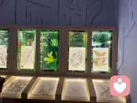 人生最难的修行，从来不是治愈外界的纷纷扰扰，而是慢慢学会与自己和解。

人这一生，大多疲惫和煎熬，都源于不肯释怀。我们执着过往的伤害、纠结他人的对错，反复回忆、反复内耗，把自己困在原地迟迟走不出来。其实放下，从来不是原谅曾经伤害你的人，而是放过那个久久不肯自愈、苦苦纠结的自己。

怨恨是最无声的消耗，如同暗自服食毒药。我们拿着别人的错误惩罚自己，满心期待他人愧疚回头，最终消耗的是自己的情绪、心态与人生。

人各有认知，缘各有归宿。人与人境遇不同、眼界不同，不必强求同频，更不必妄图改变任何人。我们渡不了他人，只能修好自己。各行各道，各结各缘，不纠缠、不评判，是成年人最高级的通透。

生命里所有的非议、委屈与坎坷，都是成长的淬炼。苦难磨心性，非议练定力，那些难熬的时光，终会沉淀成你的格局与底气。

往后余生，心存宽厚，处世留余地。停止内耗，默默自愈，稳住本心，温柔前行，日子自会步步向阳、万事顺遂