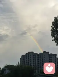 风雨过后，自有彩虹治愈内心

大自然拥有神奇的治愈力量，雨后出现彩虹时，才真切感受到天空独有的温柔。
我们身在人海，平凡又渺小，可无垠天际有足够的包容度，装下我全部的烦恼与悲伤，用独有的温度给予慰藉，彩虹就是最好的证明。
我始终相信，人生里所有风雨都是阶段性的，这份来自天地的力量，给予我直面难题的勇气，心底满是动容与感恩。
慢慢释怀过往，原谅曾经带来伤痛的人，说到底，也是与伤痕累累的自己握手言和，心怀温柔，世间万般皆是美好。配图