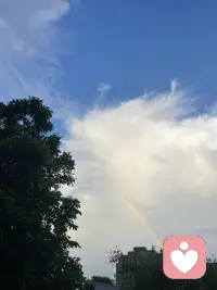 风雨过后，自有彩虹治愈内心

大自然拥有神奇的治愈力量，雨后出现彩虹时，才真切感受到天空独有的温柔。
我们身在人海，平凡又渺小，可无垠天际有足够的包容度，装下我全部的烦恼与悲伤，用独有的温度给予慰藉，彩虹就是最好的证明。
我始终相信，人生里所有风雨都是阶段性的，这份来自天地的力量，给予我直面难题的勇气，心底满是动容与感恩。
慢慢释怀过往，原谅曾经带来伤痛的人，说到底，也是与伤痕累累的自己握手言和，心怀温柔，世间万般皆是美好。配图