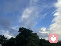 风雨过后，自有彩虹治愈内心

大自然拥有神奇的治愈力量，雨后出现彩虹时，才真切感受到天空独有的温柔。
我们身在人海，平凡又渺小，可无垠天际有足够的包容度，装下我全部的烦恼与悲伤，用独有的温度给予慰藉，彩虹就是最好的证明。
我始终相信，人生里所有风雨都是阶段性的，这份来自天地的力量，给予我直面难题的勇气，心底满是动容与感恩。
慢慢释怀过往，原谅曾经带来伤痛的人，说到底，也是与伤痕累累的自己握手言和，心怀温柔，世间万般皆是美好。配图
