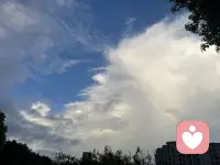 风雨过后，自有彩虹治愈内心

大自然拥有神奇的治愈力量，雨后出现彩虹时，才真切感受到天空独有的温柔。
我们身在人海，平凡又渺小，可无垠天际有足够的包容度，装下我全部的烦恼与悲伤，用独有的温度给予慰藉，彩虹就是最好的证明。
我始终相信，人生里所有风雨都是阶段性的，这份来自天地的力量，给予我直面难题的勇气，心底满是动容与感恩。
慢慢释怀过往，原谅曾经带来伤痛的人，说到底，也是与伤痕累累的自己握手言和，心怀温柔，世间万般皆是美好。配图