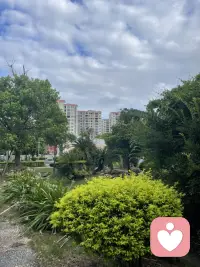 风雨过后，自有彩虹治愈内心

大自然拥有神奇的治愈力量，雨后出现彩虹时，才真切感受到天空独有的温柔。
我们身在人海，平凡又渺小，可无垠天际有足够的包容度，装下我全部的烦恼与悲伤，用独有的温度给予慰藉，彩虹就是最好的证明。
我始终相信，人生里所有风雨都是阶段性的，这份来自天地的力量，给予我直面难题的勇气，心底满是动容与感恩。
慢慢释怀过往，原谅曾经带来伤痛的人，说到底，也是与伤痕累累的自己握手言和，心怀温柔，世间万般皆是美好。配图